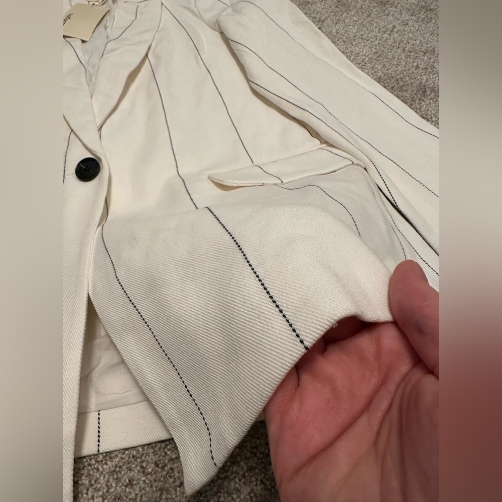 Elegant Cream‎ Striped Blazer - Picture 2 of 6